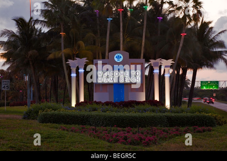 Bienvenue à Miami Beach signer sur Julia Tuttle Causeway Banque D'Images