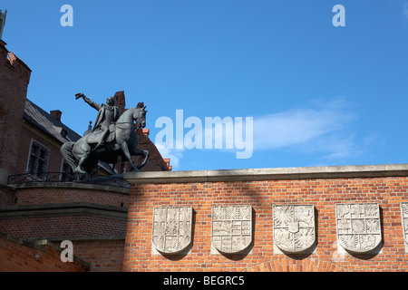 L'Europe de l'Est Pologne Cracovie Cracovie Statue équestre polonais Tadeusz Kosciusko Wawel boucliers héraldiques des Armoiries Banque D'Images