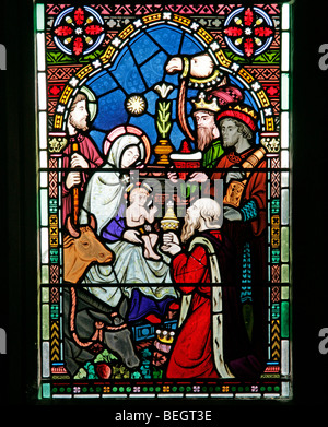 Fenêtre vitrail de Frederick Preedy représentant l'adoration des Mages, Église de Sainte Marie la Vierge, Gunthorpe, Norfolk Banque D'Images