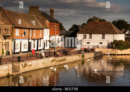 L'Angleterre, Cambridgeshire, St Ives, la rivière Great Ouse, quai historique sur quai visiteurs Banque D'Images