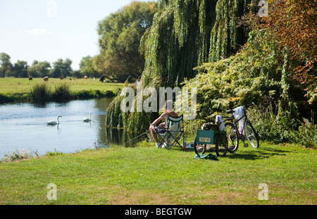 L'Angleterre, Cambridgeshire, Huntingdon, Hartford, pensionné avec remorque à vélo la pêche en rivière Great Ouse Banque D'Images