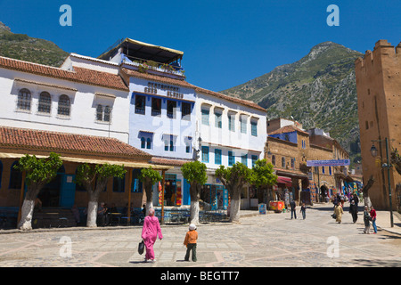 Les murs de la médina et les montagnes du Rif Chefchaouen Maroc Banque D'Images