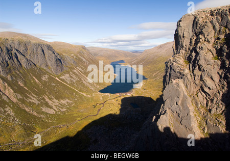 Vallée glaciaire et le lac, Cairngorms. À l'est jusqu'à Glen Avon et Loch Avon, de l'abri de rocher en pierre Banque D'Images