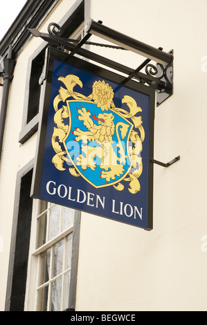 Golden Lion pub sign in UK Frodsham Banque D'Images