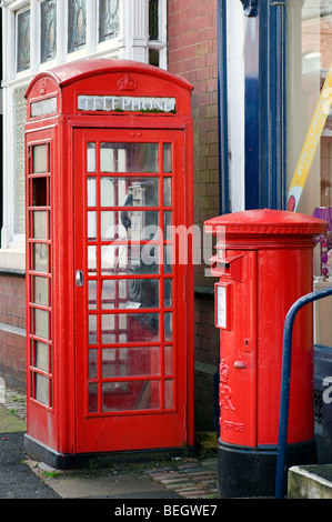 Boîte de téléphone rouge britannique et post box Banque D'Images
