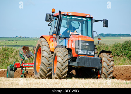 Un tracteur laboure un champ à la fin de l'été,cornwall,uk Banque D'Images