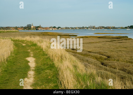 Vue paysage de Bosham dans Chichester Harbour sur un beau jour avec l'église à gauche de la photo Banque D'Images