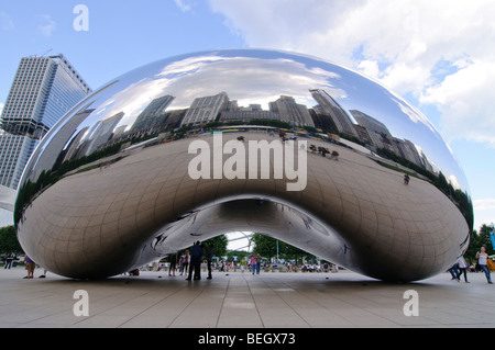 Anish Kapoor est très populaire Cloud Gate sculpture à Chicago USA, aussi connu sous le nom de "Bean" Banque D'Images