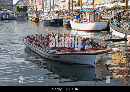 Un tour en bateau de croisière à Copenhague Nyhavn laissant sur une visite de la ville, juste sous les nombreux restaurants au bord de l'eau Banque D'Images