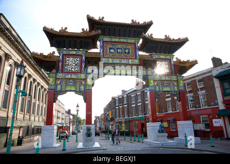 Grand arc porte d'entrée de Chinatown dans le secteur de la rue Duke Liverpool Merseyside England uk Banque D'Images