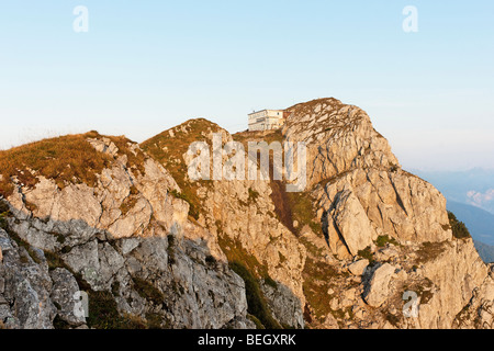 Dom Zorka Jelincica hut sur le sommet du Crna prst, Alpes Juliennes, en Slovénie. Banque D'Images