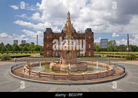 Fontaine Doulton et People's Palace, Glasgow Green Banque D'Images