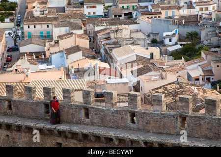 Visiteur femme marche sur mur rempart avec ville derrière Castell de Capdepera Mallorca Espagne des Banque D'Images