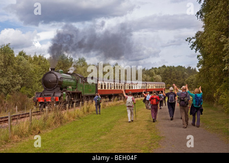 Bo'ness et Kinneil Railway train à vapeur à Bo'ness. Groupe de marcheurs. Banque D'Images