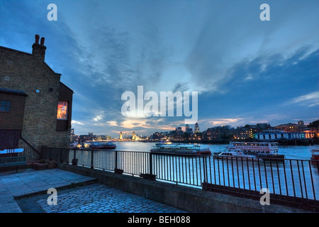 Vue sur la Tamise au crépuscule de Rotherhithe, sur la rive sud. Banque D'Images