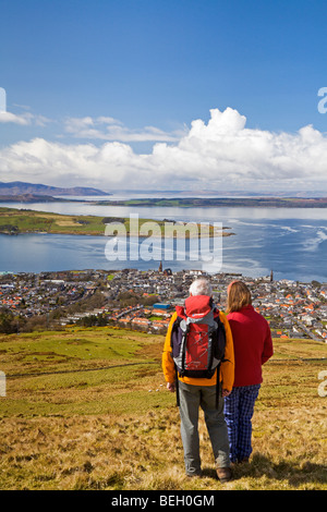 Largs et la colline du Château de Ferry (Cumbrae) Banque D'Images