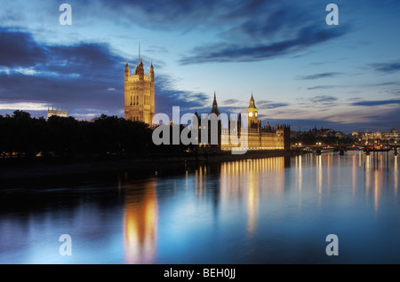 Palais de Westminster de nuit. Comme vu de Lambeth Bridge sur la Tamise, Londres. Banque D'Images