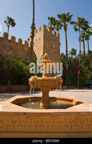 Fontaine et les remparts de la ville Taroudant Maroc Banque D'Images