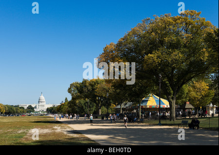 Le National Mall avec le Capitole au loin sur une journée ensoleillée d'automne, Washington DC, USA Banque D'Images