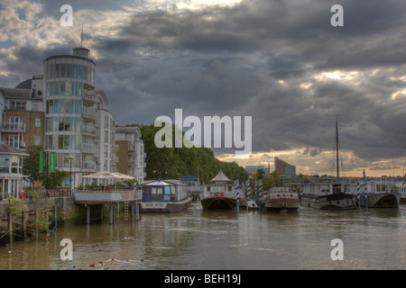 Chambre bateaux amarrés sur la Tamise par Wandsworth Park à Putney, Londres, Angleterre. Banque D'Images