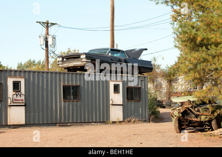 Une voiture accidentée sur le toit d'un bâtiment. Récupération Recyclage bureau d'ordure. Banque D'Images