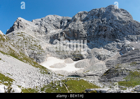 Vue sur le lac, Vrsacem pod Jezero, à la tête de la Vallée des Lacs du Triglav vers Kanjavec, Alpes Juliennes, en Slovénie. Banque D'Images