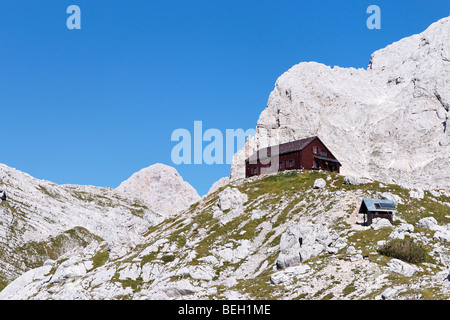 La cabane de montagne, Zasavska Koca na Prehodavcih Triglav, avec au loin, les Alpes Juliennes, en Slovénie. Banque D'Images