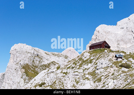 La cabane de montagne, Zasavska Koca na Prehodavcih Triglav, avec au loin, les Alpes Juliennes, en Slovénie. Banque D'Images