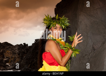 Jeune femme hawaïenne traditionnelle portant des vêtements de hula. Banque D'Images