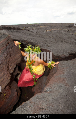 Jeune femme hawaïenne traditionnelle portant des vêtements de hula. Banque D'Images