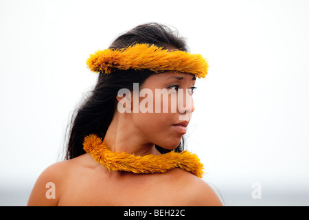 Jeune femme hawaïenne traditionnelle portant des vêtements de hula. Banque D'Images