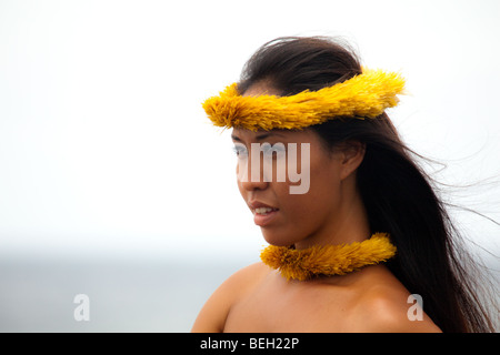 Jeune femme hawaïenne traditionnelle portant des vêtements de hula. Banque D'Images