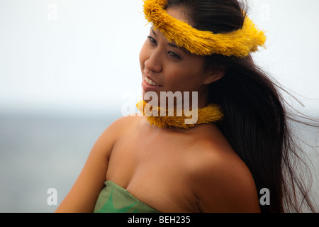 Jeune femme hawaïenne traditionnelle portant des vêtements de hula. Banque D'Images