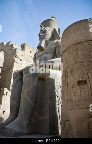 Ramsès II assis colosse à l'intérieur du temple de Louxor, Louxor, Egypte Banque D'Images