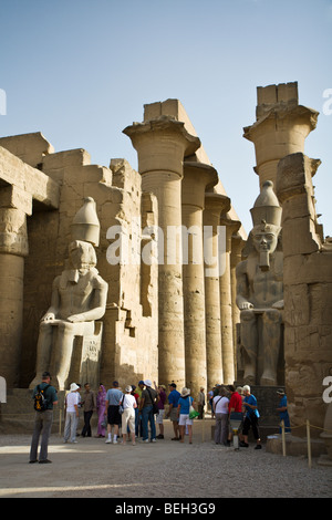 Ramsès II assis colosse à l'intérieur du temple de Louxor, Louxor, Egypte Banque D'Images