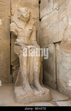 Statue de Thoutmosis III à l'intérieur de Temple de Karnak, Louxor, Egypte Banque D'Images