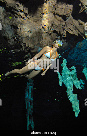 Plongée libre dans Grand Cenote de Tulum, péninsule du Yucatan, Mexique Banque D'Images