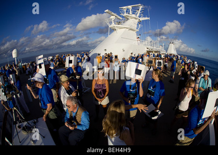 Passagers de croisière témoin l'éclipse totale au 21 juillet 2009, l'Atoll de Aitutaki, Îles Cook Banque D'Images