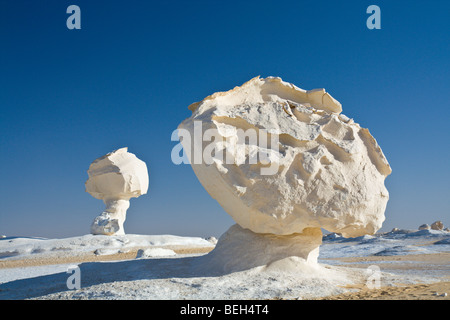 Formations de calcaire dans le parc national du Désert Blanc, Désert de Libye, Egypte Banque D'Images