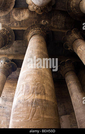 Hall à colonnes de Temple de Khnoum, d'Esna Esna, Egypte Banque D'Images