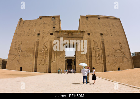 De l'avant du Temple d'Horus à Edfou, Edfou, Egypte Banque D'Images