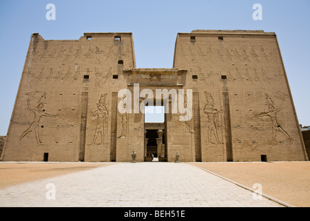 De l'avant du Temple d'Horus à Edfou, Edfou, Egypte Banque D'Images