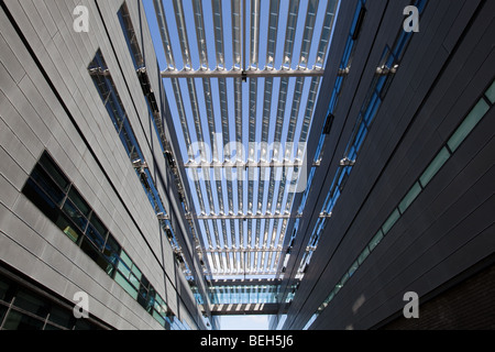 Panneaux solaires sur Alan Turing Building, University of Manchester, UK Banque D'Images