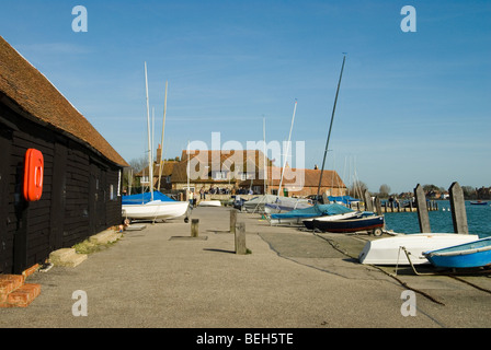 Bosham Yacht Club avec des bateaux mis en place sur le disque Banque D'Images