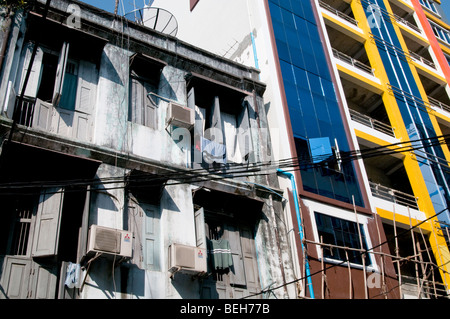 MYANMAR (BIRMANIE) NOUVEAUX ET ANCIENS BÂTIMENTS DE CHINATOWN À Yangon Photo © Julio Etchart Banque D'Images