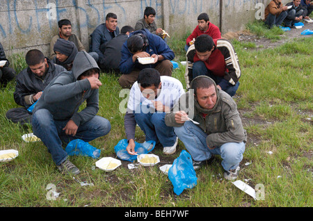 Calais, les réfugiés espèrent atteindre le Royaume-uni reçoivent la nourriture de la charité des groupes Banque D'Images