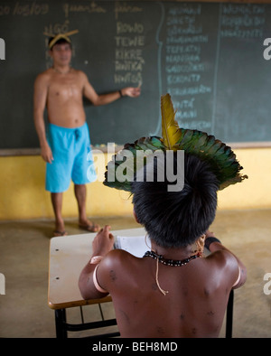 Les enfants de l'aller à l'école des Indiens Xingu construit dans le village par le ministère de l'éducation. Il est de tradition d'aller dans traditiona Banque D'Images