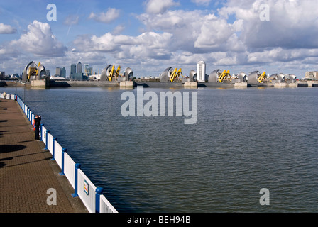 Grand angle horizontal de la Thames Flood Barrier, la fin officielle ou début de la Thames Path Sentier national aux beaux jours Banque D'Images