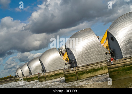 Grand angle horizontal de l'amont de la Thames Flood Barrier fermée pour entretien du travail à Londres sur une journée ensoleillée. Banque D'Images