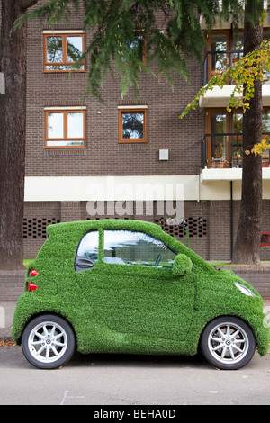 Smart car couvert de gazon artificiel en Street London UK Banque D'Images